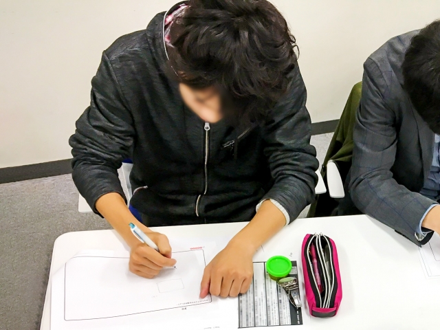集中して書く学生